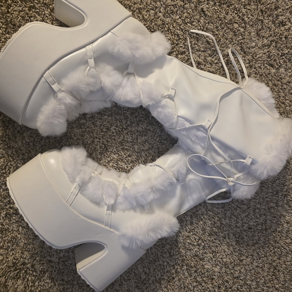 Chic White Faux Fur Lace-Up Heeled Boots - Picture 2 of 7